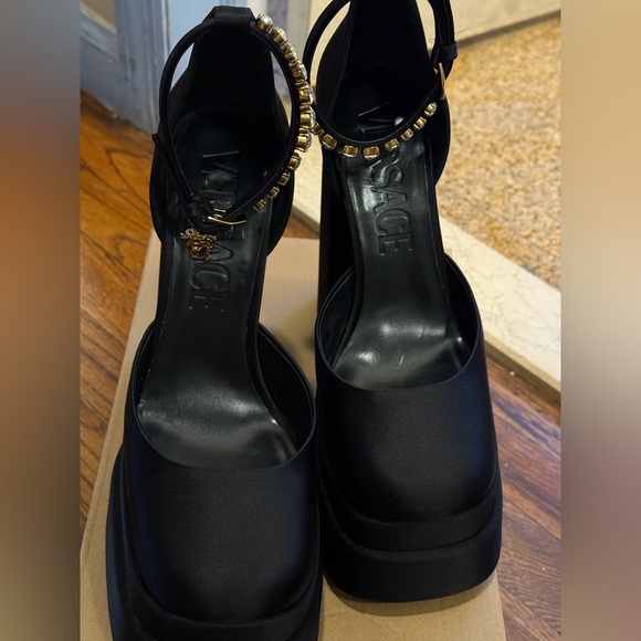 Black Versace platform heels.
Size 10 - Picture 7 of 7